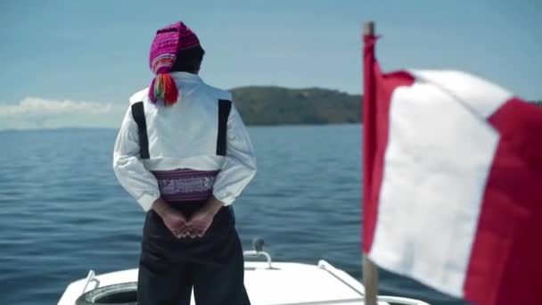 Říjen 2018 Muž Rodných Šatech Plachtění Pod Peruánskou Vlajkou Jezeře — Stock video