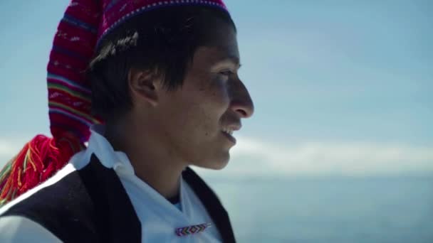 October 2018 Man Native Dress Sailing Peruvian Flag Lake Titicaca — Vídeos de Stock