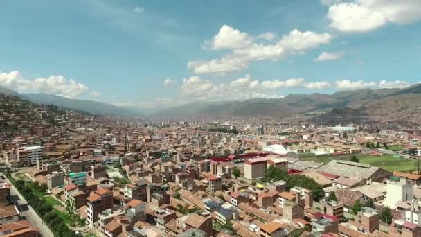 南美洲印加首府库斯科市中心白天的空中无人驾驶飞机全景 — 图库视频影像