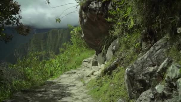 ペルーアンデス山脈 ペルー 南アメリカのトレッキングの石インカ遺跡を歩く — ストック動画