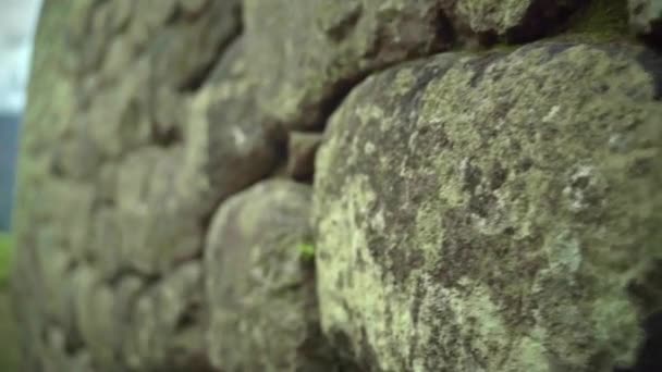 Machu Picchu Paisagem Revelar Lento Rasto Passado Parede Pedra Antiga — Vídeo de Stock