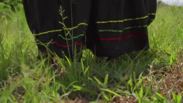 October 2018 Native Women Traditional Clothing Walking Pacaya Samiria National — Stockvideo