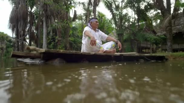 Octombrie 2018 Aproape Omul Nativ Îmbrăcăminte Tradițională Așezată Lângă Lac — Videoclip de stoc