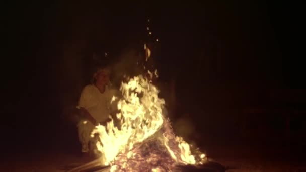 October 2018 Native Man Traditional Clothing Sitting Darkness Front Bonfire — Stok video