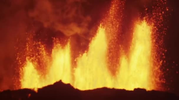 Φεβρουάριος 2020 Θεαματική Ηφαιστειακή Έκρηξη Τεράστιες Πέτρες Ρίχνονται Από Σύννεφο — Αρχείο Βίντεο
