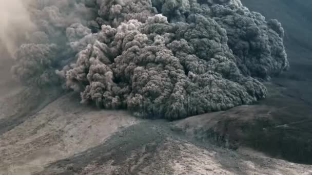 Spectaculaire Vulkaanuitbarsting Enorme Rotsblokken Worden Uit Aswolk Gegooid Mount Danau — Stockvideo