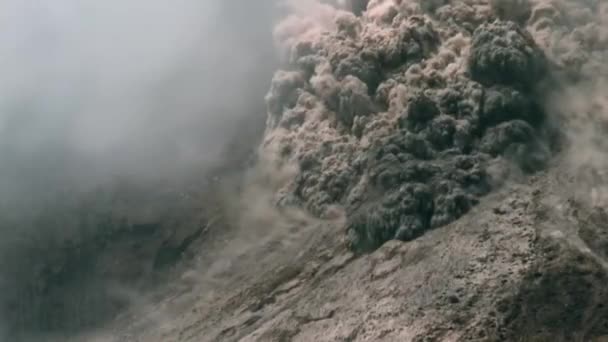 Spectacular Volcanic Eruption Huge Boulders Thrown Ash Cloud Mount Danau — Vídeo de stock