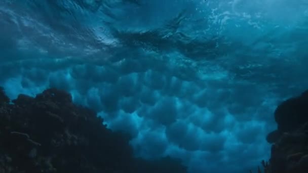 Κύματα Καταιγίδας Πάνω Από Κοραλλιογενή Ύφαλο Υποβρύχια Βολή Great Barrier — Αρχείο Βίντεο