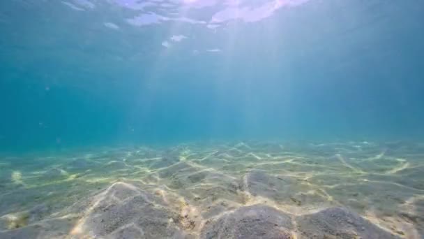 Sluneční Paprsky Prosvítají Modrou Vodou Písečnými Pláněmi Mělké Vodě Šnorchlování — Stock video