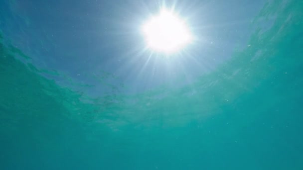 Sonnenstrahlen Scheinen Durch Blaues Wasser Mit Sandigen Ebenen Flachen Wasser — Stockvideo
