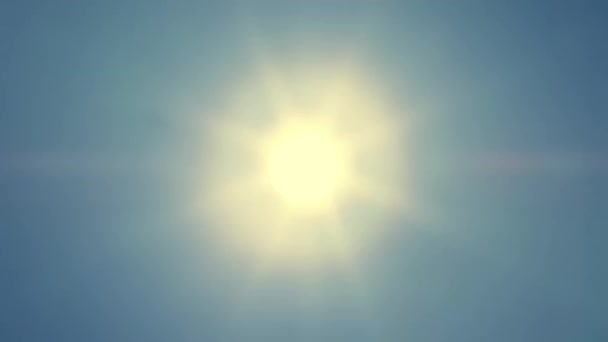 Ήλιος Λάμπει Και Ένας Γαλάζιος Ουρανός — Αρχείο Βίντεο