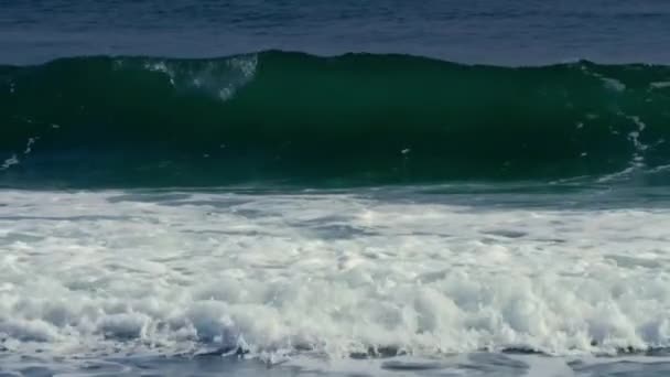 Paisaje Extensión Marina Hermoso Mar Azul Grandes Olas Tranquilas Flotan — Vídeo de stock