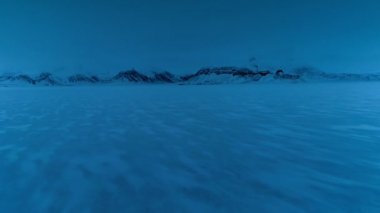 Svalbard adalarının etrafındaki yüksek kutuplarda gece vakti karlı dağlar ve donmuş buzul manzarası. Yüksek duyarlılık kamerası.