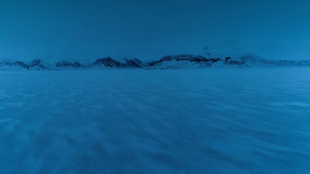 在斯瓦尔巴岛周围的北冰洋高地 雪山和冰封的景观与冰川在夜晚的景象 高灵敏度相机 — 图库视频影像
