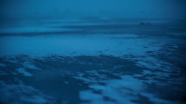 スヴァールバル諸島周辺の北極圏では 夜に氷河と雪の山と凍結した風景の眺め 高感度カメラ — ストック動画