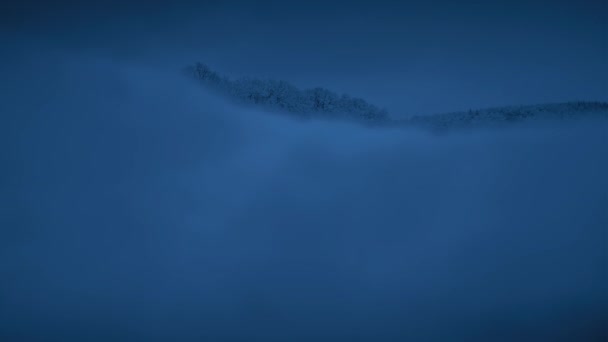 Vista Los Picos Montaña Cubiertos Nieve Invierno Árboles Congelados Temporada — Vídeos de Stock