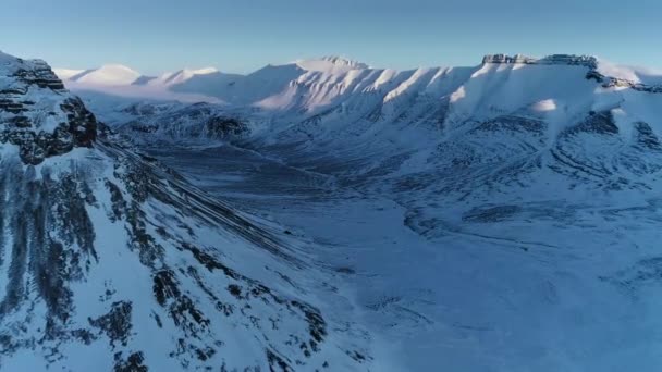 雪の山と島の周りの北極で氷河と凍結風景の眺めスヴァールバル — ストック動画