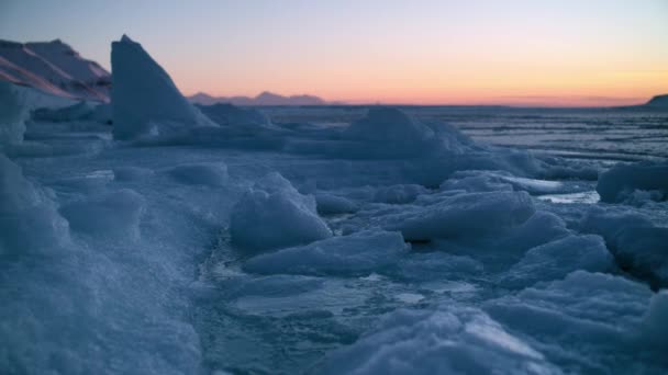 Luchtfoto Van Het Gebroken Sneeuw Bedekte Pakijs Ijsbergfragmenten Arctische Zee — Stockvideo