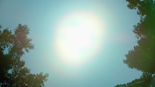 Sol Brilhando Céu Azul — Vídeo de Stock