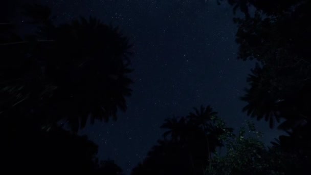 云彩在夜空中在群星之间移动的时间 — 图库视频影像