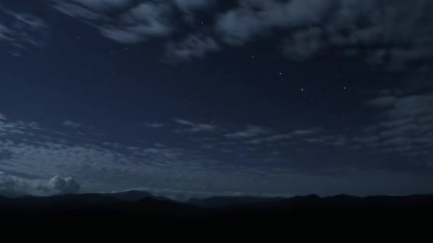 云彩在夜空中在群星之间移动的时间 — 图库视频影像