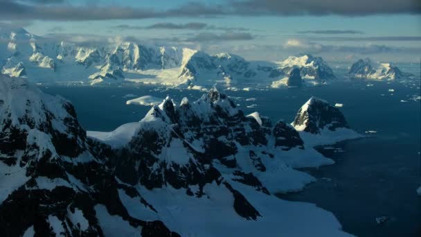 Aerial Snow Covered Landscape Snowy Mountains Icy Shores Antarctica — Vídeos de Stock