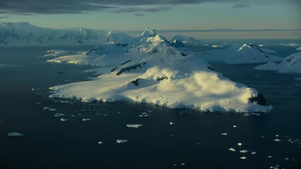 Aerial Snow Covered Landscape Snowy Mountains Icy Shores Antarctica — Vídeo de Stock