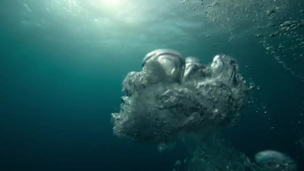 Zblízka Vzduchové Bubliny Vodě Stoupající Hladině Oceánu — Stock video