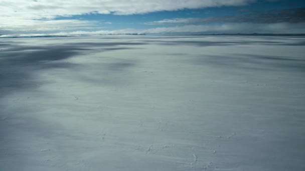 雪の山と島の周りの北極で氷河と凍結風景の眺めスヴァールバル — ストック動画