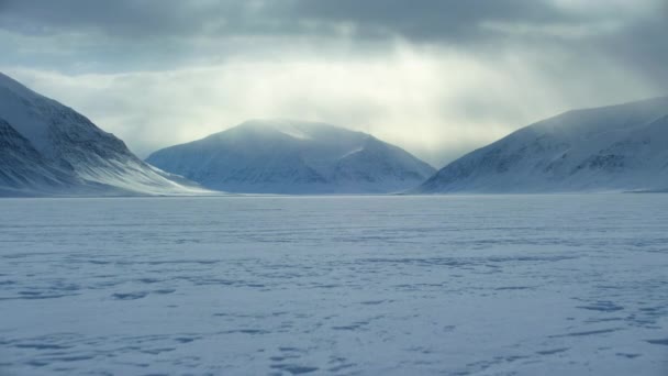 Blick Auf Verschneite Berge Und Gefrorene Landschaft Mit Gletscher Der — Stockvideo