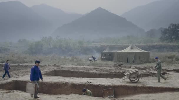 Abril 1978 Trabajadores Arqueológicos Excavando Guerreros Terra Cotta Mausoleo Qinshihuang — Vídeo de stock