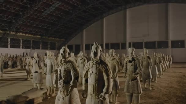 2016年4月 兵馬俑 戦車が秦の始皇帝 中国の軍隊を描いたテラコッタ製の彫刻作品集 — ストック動画