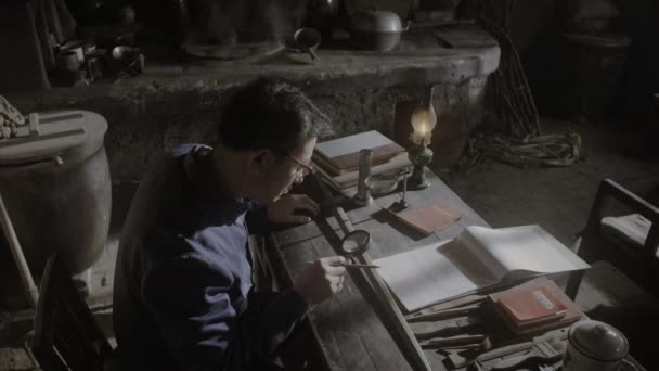 Abril 1978 Arqueólogo Limpo Examinar Antiga Espada Bronze Xian China — Vídeo de Stock