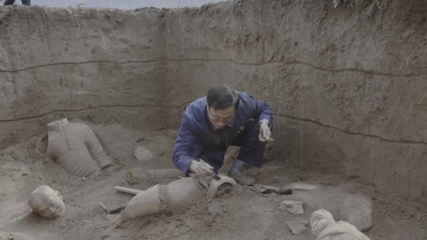 Abril 1978 Trabalhadores Arqueológicos Escavando Guerreiros Terra Cotta Qinshihuang Mausoléu — Vídeo de Stock