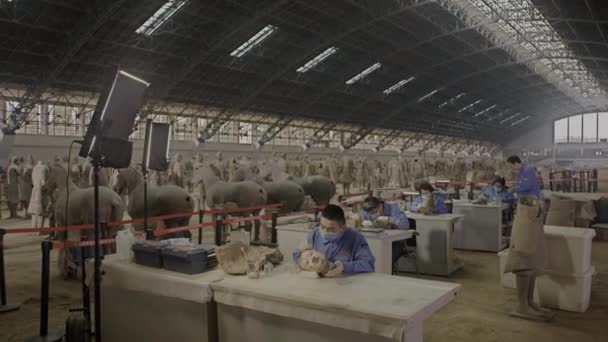 Aprile 2016 Gli Archeologi Riparano Esercito Terracotta Qin Shi Huang — Video Stock