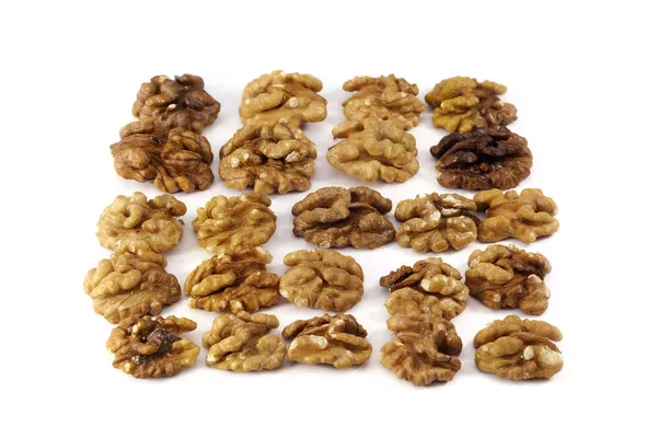 Beyaz arkaplanda izole edilmiş cevizler