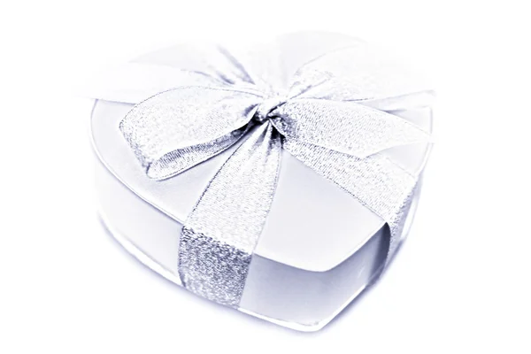 Um presente. Caixa branca sobre um fundo branco — Fotografia de Stock