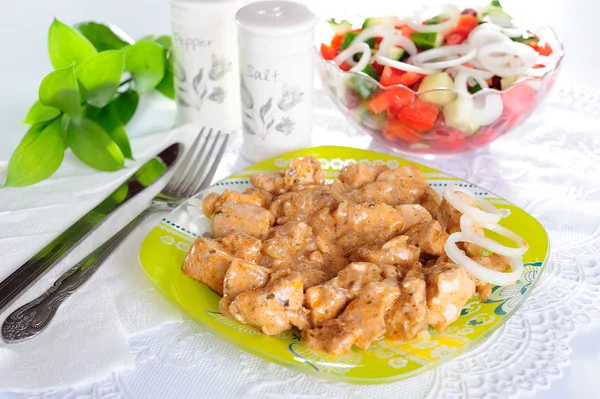 et Dantelli peçete üzerine bir tabak çanak