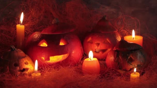 Halloween koncept, sammensætning af græskar og stearinlys, Jacks lanterne fra græskar, skræmmende grinende græskar – Stock-video