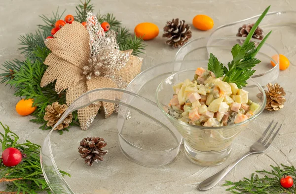Geleneksel Rus Yeni Yıl Salatası Olivier, Yeni Yıl veya Noel salatasını beton arka planda sunuyor, köknar dalları, yeni yıl çevresi. Yüksek kalite fotoğraf