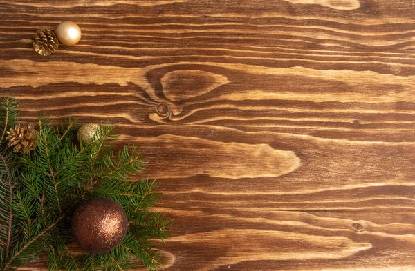 Kompozycja Bożonarodzeniowa Drewnianym Tle Bożonarodzeniowe Kulki Gałązki Świerkowe Elegancka Minimalistyczna — Zdjęcie stockowe