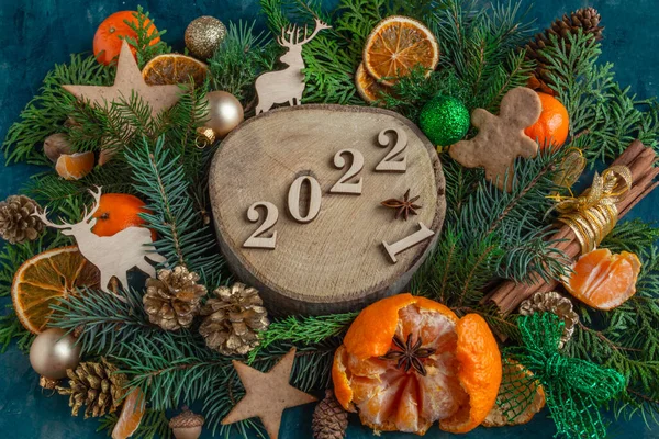 Yeşil bir zemin üzerinde noel ve yeni yıl kompozisyonları 2022 kopyalama alanı, düz yatar