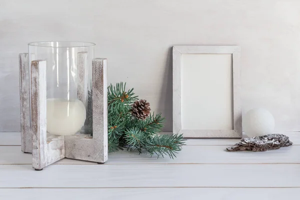 Weihnachtsdekoration Weiße Rahmen Attrappe Mit Einem Strauß Tanne Kerze Und — Stockfoto