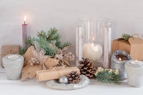 Weihnachtskomposition Mit Neujahrsspielzeug Kerzen Einem Weihnachtsbaum Und Geschenken Auf Weißem — Stockfoto