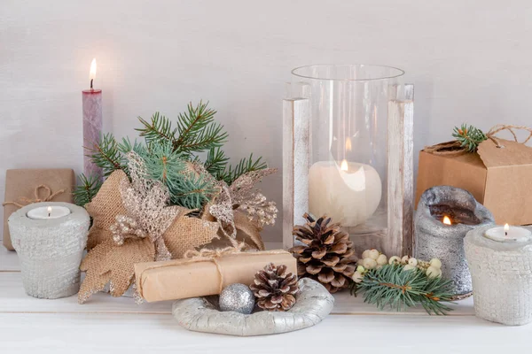 Yeni yıl oyuncakları, mumlar, bir Noel ağacı ve beyaz arka planda hediyeler, rahat bir atmosfer. Yüksek kalite fotoğraf