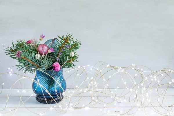 Weihnachtsdekoration Weiß Rosa Und Blau Tannenstrauß Auf Weißem Tisch Mit — Stockfoto