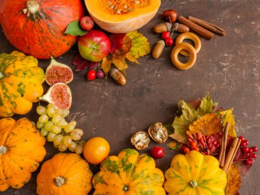 Sonbahar kompozisyonu, Şükran Günü ya da Cadılar Bayramı konsepti, meyveler, kahverengi bir arka plan, sonbahar hediyeleri. Düz konum, üst görünüm, kopyalama alanı. Yüksek kalite fotoğraf