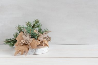 Beyaz ve yeşil renkte Noel süslemesi, beyaz masada köknar buketi, alışılmadık noel ağacı, kopyalama alanı