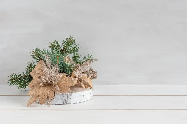 Χριστουγεννιάτικη διακόσμηση σε λευκό και πράσινο χρώμα, έλατο μπουκέτο σε λευκό τραπέζι, αντισυμβατικό χριστουγεννιάτικο δέντρο, αντίγραφο χώρου — Φωτογραφία Αρχείου