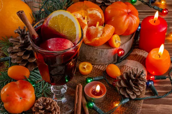 Vin chaud chaud chaud, branches d'épinette, agrumes, bougies et lumières de Noël, l'atmosphère de Noël et du Nouvel An — Photo